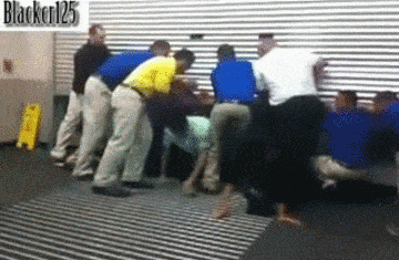 6,这是 2005 年在密歇根一家沃尔玛发生的踩踏事故