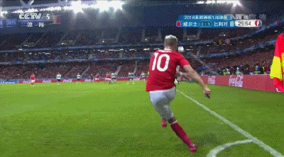 上半场第13分钟,足球在天空划过一道惊艳的弧线,撞入威尔士球门.