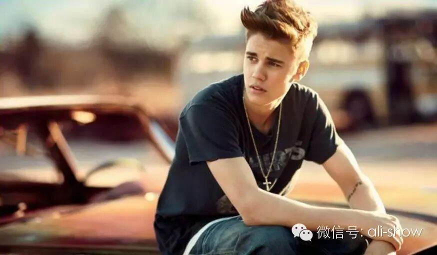 Justin Bieber敢扶老奶奶过马路??!!