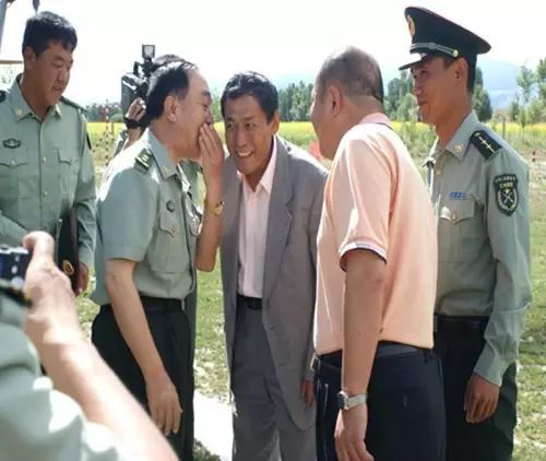 担任新疆军区政委时的田修思.