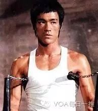 李小龙好莱坞面试时的珍贵视频,展示功夫时生猛的吓得人...