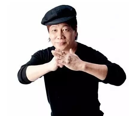 他与成龙齐名,赤手打倒歹徒,娶小20岁娇妻