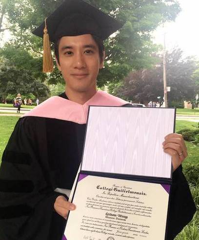 王力宏穿博士服获颁荣誉学位 请叫他Dr.Wang
