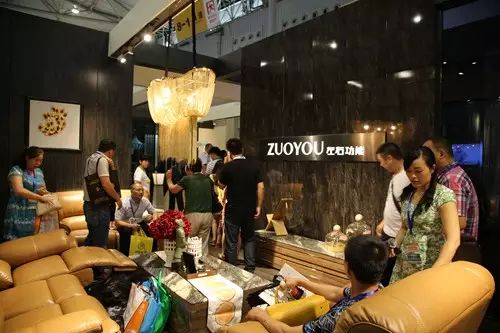 左右沙发“幸福快闪”嗨翻成都家具展