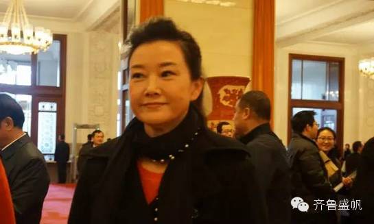 【两会现场】“部长通道”上的宋祖英委员