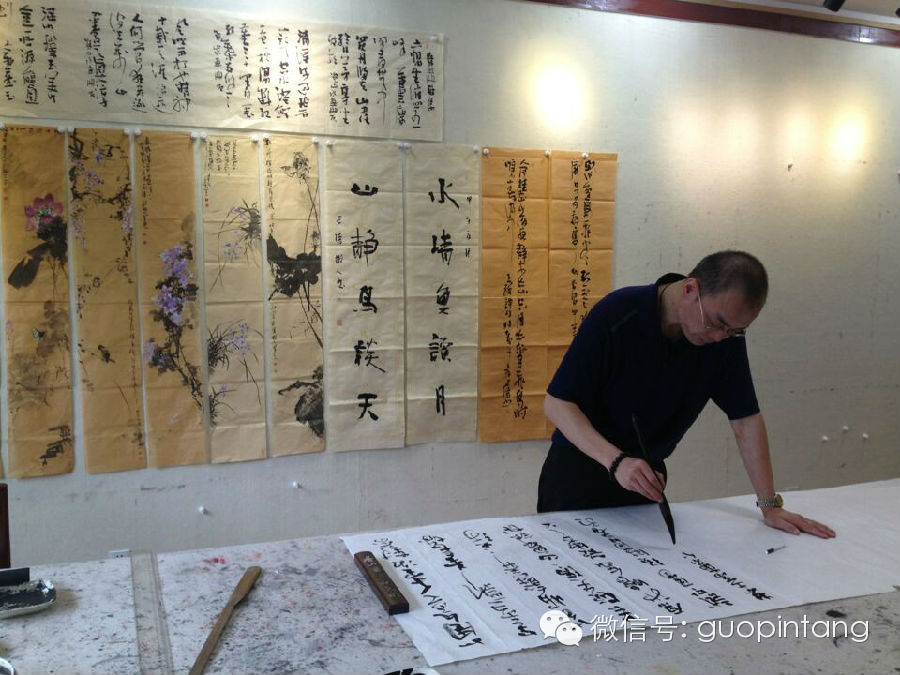 书法家刘斌莅临国品堂,现场挥毫洒墨创作数张书法作品,并在瓷板上进行