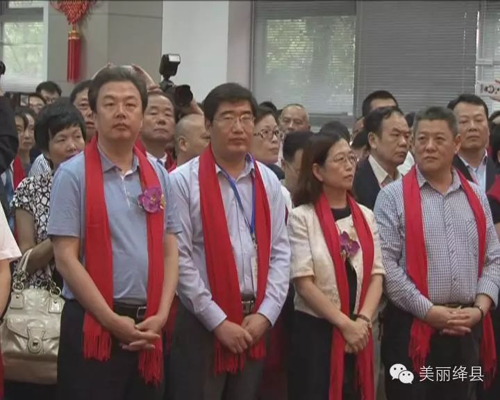 上海股权托管交易中心执行总监杨建成,绛县县委书记,县长卫再学出席