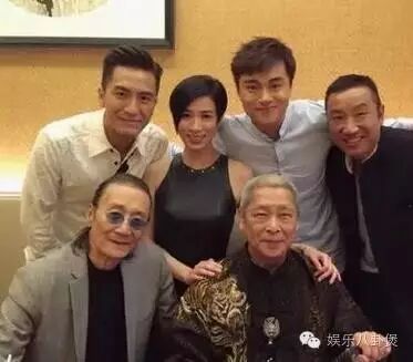 佘诗曼发与谢霆锋爸爸合影,祝早日康复,谢贤消瘦疑似身...