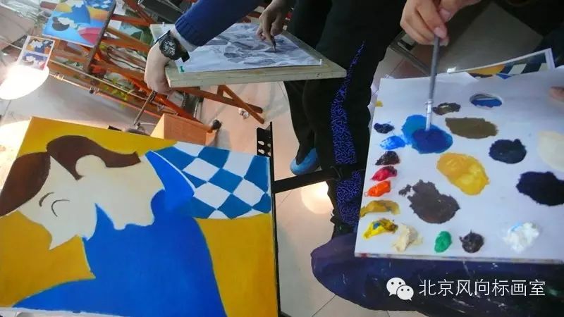 插画班 A 水彩风景插画班 八次课分别从基础技法,铅笔淡彩,湿画法,渲染法等 如想深入系统学习的,可选择十五次课的,会有森林与四季,冷暖调对比,创作等课程。 B 手绘水彩花鸟班 八次课为色彩理论,临摹,写生,示范讲解等课程,循序渐进,掌握花鸟画法。 C 彩铅静物班 彩色铅笔非常好用,形状可以非常准确而又有叠加的丰富色彩 八次课从简单的静物单体入手,从形体,构图,结构,光影多方面,让你有初步了解。 如果想进一步学习到静物组合的童鞋,可以报15次课的。 费用: 8次为一期,可以选择四幅画完成, 8次初级课程为