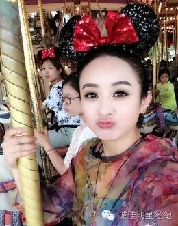 明星自拍嘟嘟嘴:杨幂赵丽颖张艺兴比萌