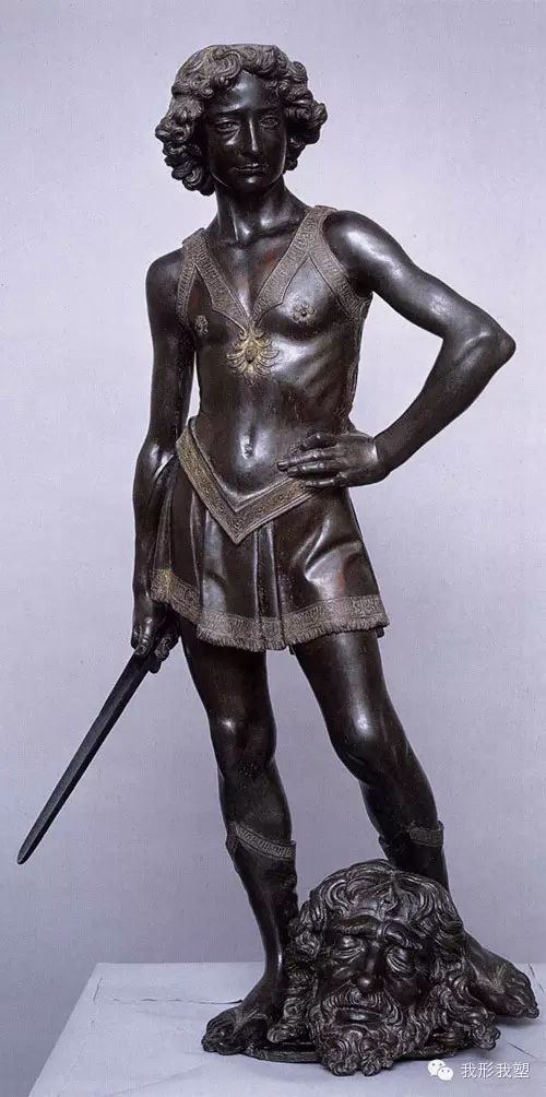 著名的青铜大卫像 韦罗基奥对人体的重量感和年轻人 既柔软又紧张的