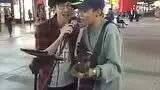 流浪歌手街头唱《江南》把原唱林俊杰都召唤来了