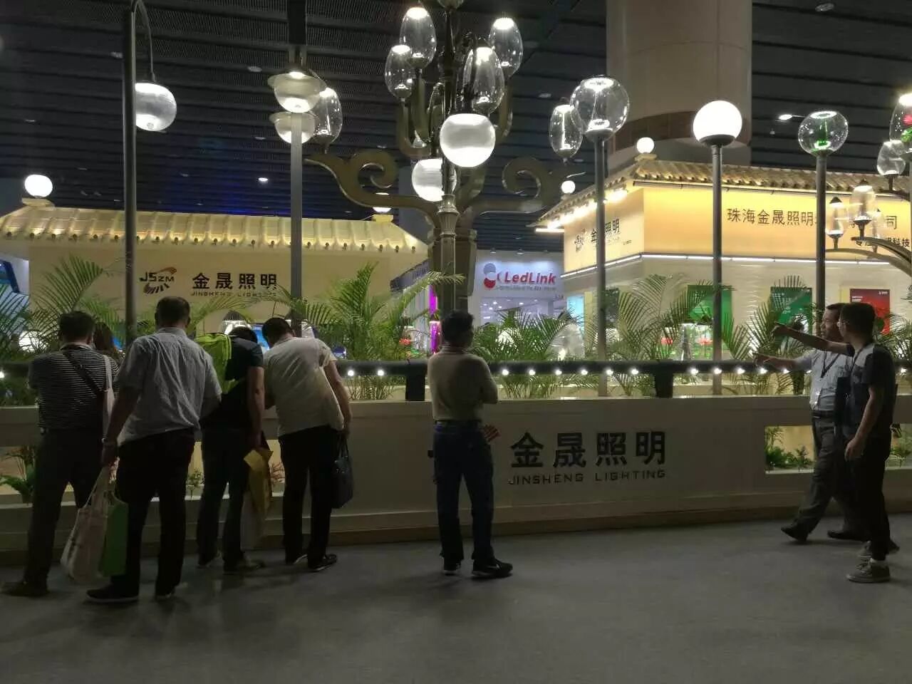 【要你好看】古镇灯饰报带你直击光亚展第一天！（内附海量图片）