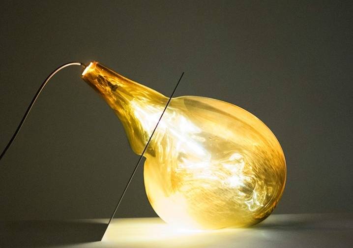 走马观灯 | 柔软的玻璃轮廓与坚硬的金属框架的交织，乍看就像个小行星一般