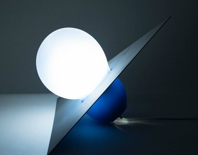 走马观灯 | 柔软的玻璃轮廓与坚硬的金属框架的交织，乍看就像个小行星一般