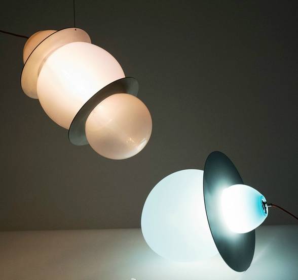 走马观灯 | 柔软的玻璃轮廓与坚硬的金属框架的交织，乍看就像个小行星一般