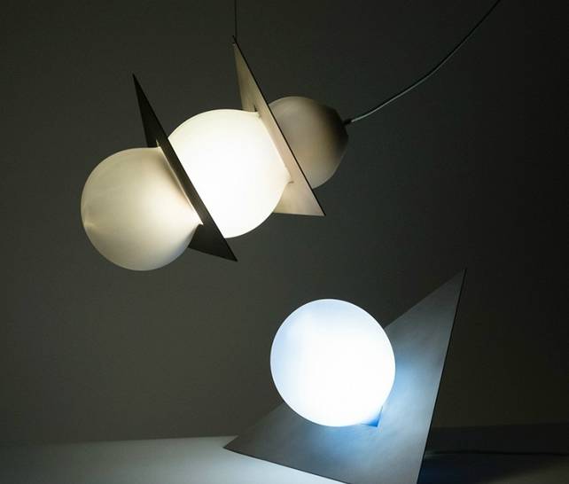 走马观灯 | 柔软的玻璃轮廓与坚硬的金属框架的交织，乍看就像个小行星一般