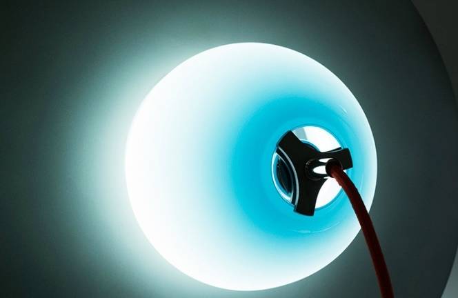 走马观灯 | 柔软的玻璃轮廓与坚硬的金属框架的交织，乍看就像个小行星一般