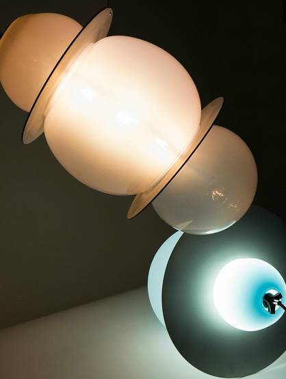 走马观灯 | 柔软的玻璃轮廓与坚硬的金属框架的交织，乍看就像个小行星一般