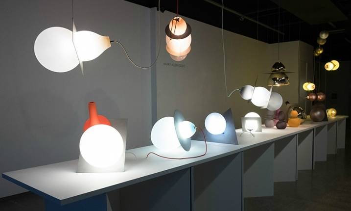 走马观灯 | 柔软的玻璃轮廓与坚硬的金属框架的交织，乍看就像个小行星一般