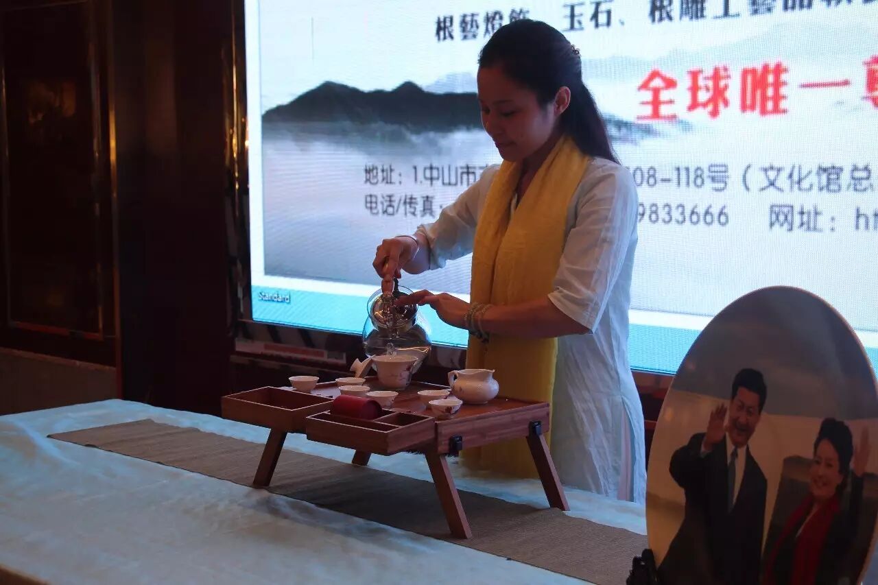 昨日，古镇人竟然都被华艺广场的这股茶香所征服......