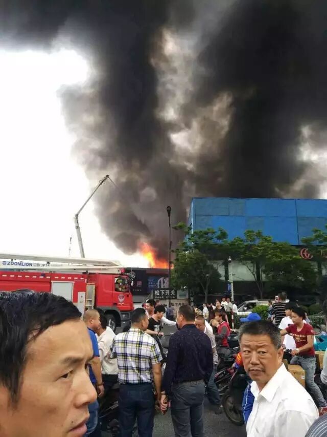 聚焦 | 杭州沈半路灯具市场昨日突发火灾，敲响安全警钟！