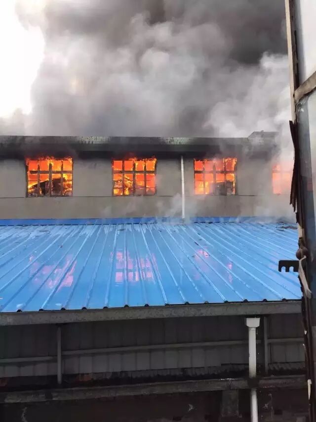 聚焦 | 杭州沈半路灯具市场昨日突发火灾，敲响安全警钟！