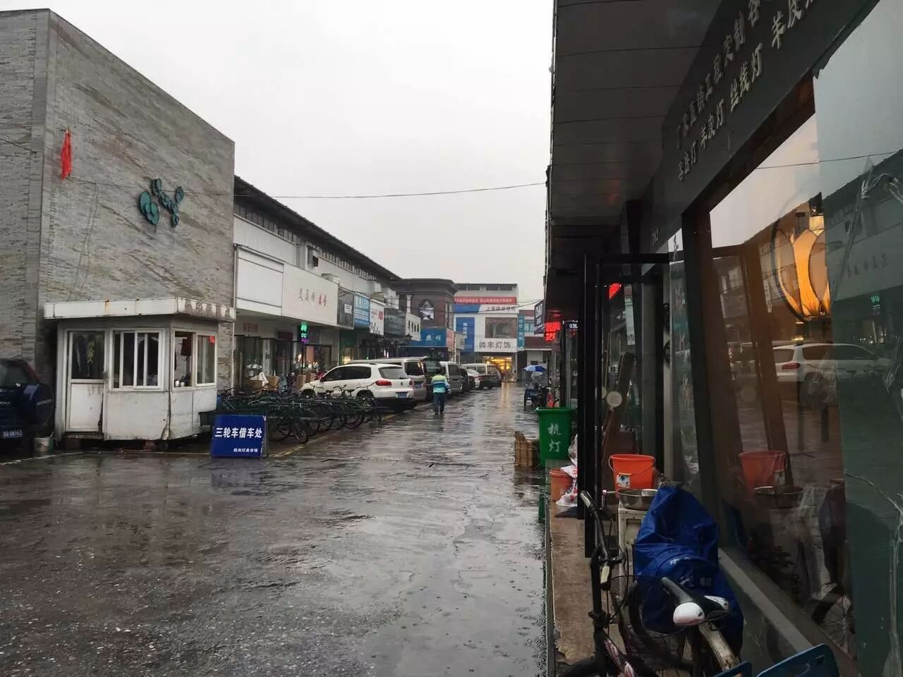 聚焦 | 杭州沈半路灯具市场昨日突发火灾，敲响安全警钟！