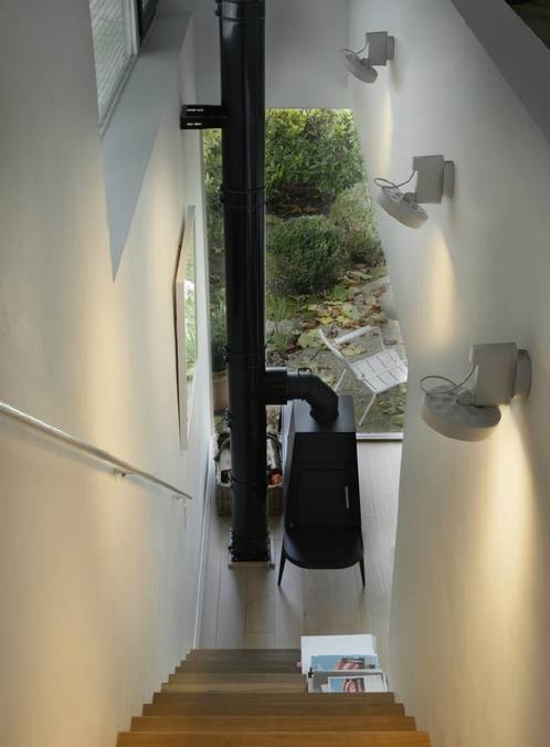 走马观灯 | 通过吸磁而改变方向的可旋转式台灯，简约便捷