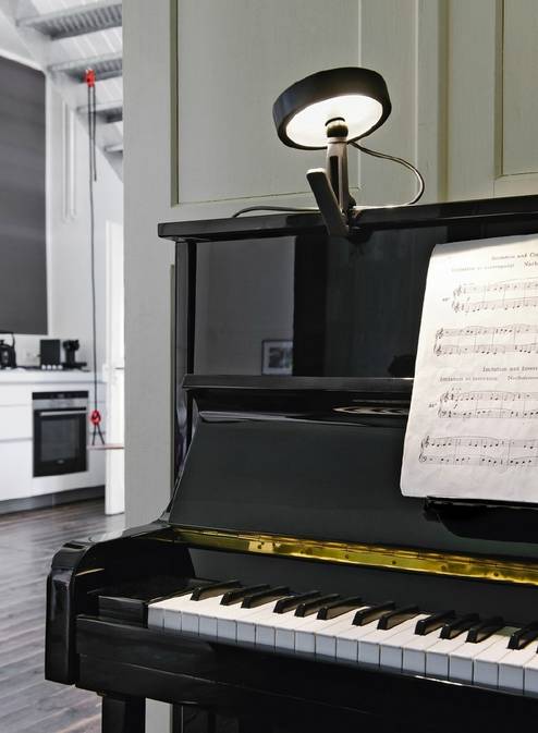 走马观灯 | 通过吸磁而改变方向的可旋转式台灯，简约便捷