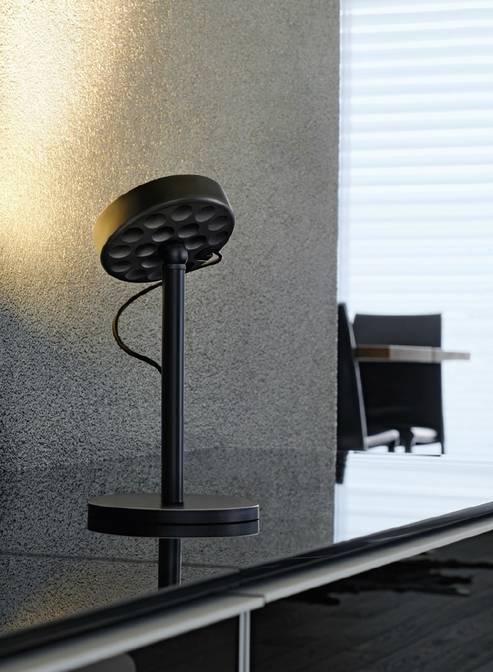 走马观灯 | 通过吸磁而改变方向的可旋转式台灯，简约便捷