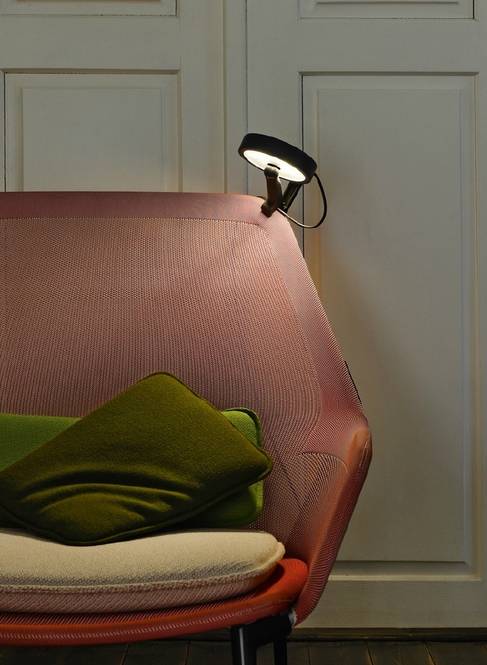 走马观灯 | 通过吸磁而改变方向的可旋转式台灯，简约便捷