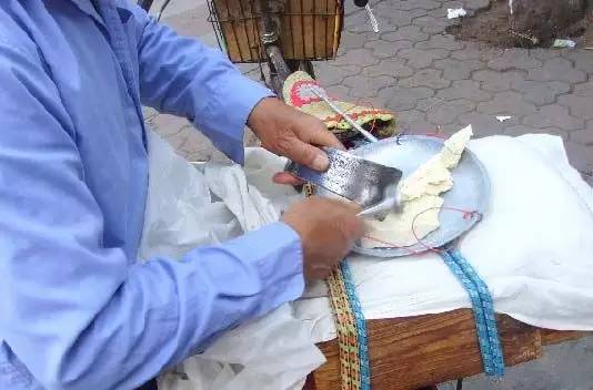 糖饼 “告糖饼”梅林的朋友们，你还记得那清脆的叮叮声吗 ？