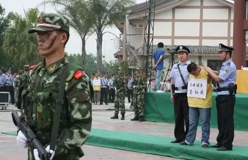 阆中法院公判大会:请收下这记打在法律人脸上的耳光