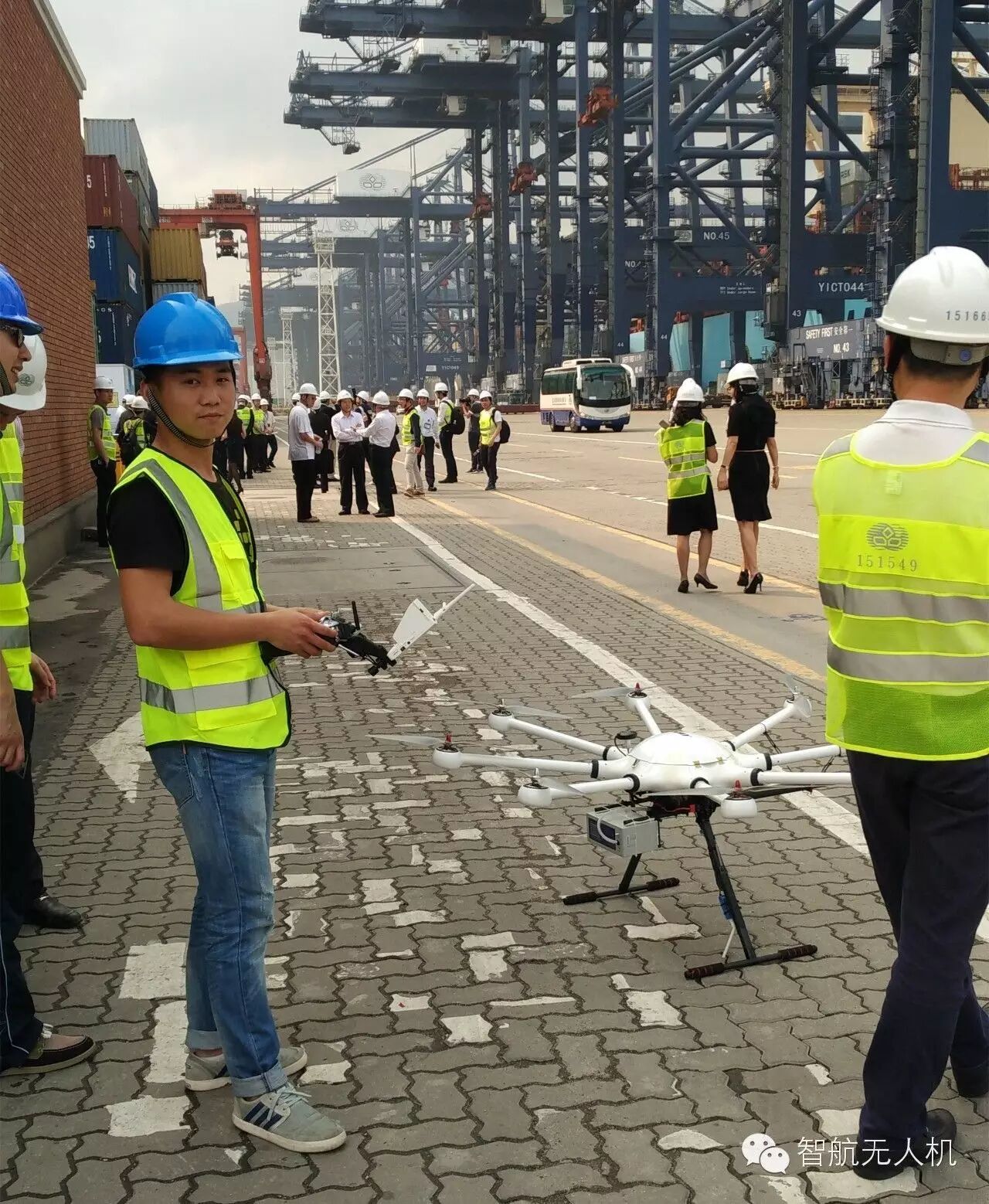 環(huán)保部長陳吉寧、深圳市長許勤見證智航用無人機(jī)進(jìn)行環(huán)境監(jiān)測 