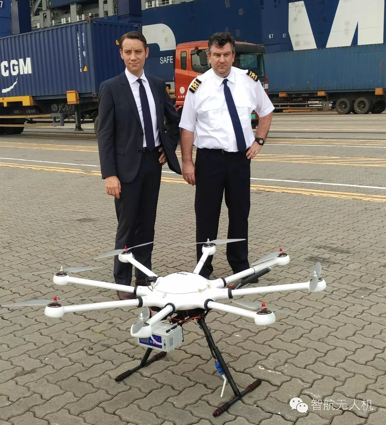 環(huán)保部長陳吉寧、深圳市長許勤見證智航用無人機進行環(huán)境監(jiān)測 