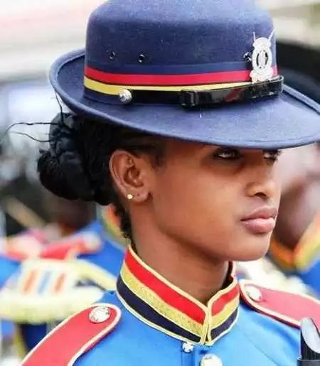 18个国家的美女警察...请逮捕我吧！