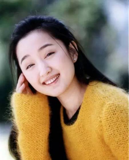 杨钰莹出道成为歌手的时候18岁,现在44岁,依然年轻魅力十足!