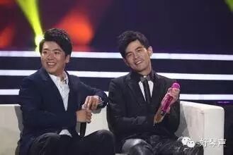 周杰伦和郎朗即兴三键创作弹奏 真是才子之间的较量