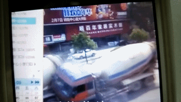 搅拌车撞宝马 肇事者获刑五年