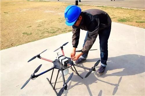 德潤(rùn)航空科技舉行無(wú)人機(jī)展示和青少年科普教育