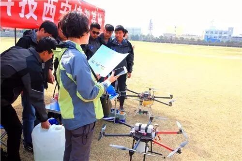 德潤(rùn)航空科技舉行無(wú)人機(jī)展示和青少年科普教育