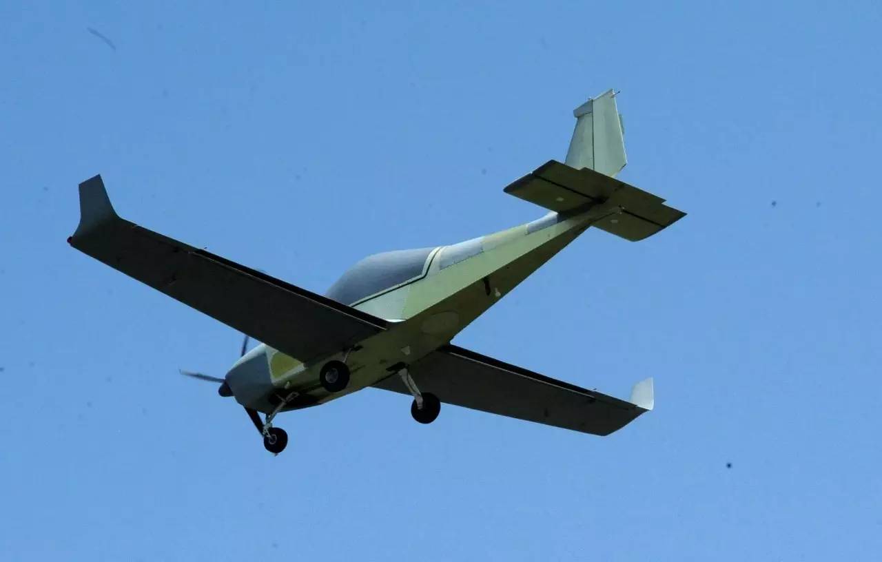 中航工業(yè)貴飛鷂鷹外貿無人機成功首飛 