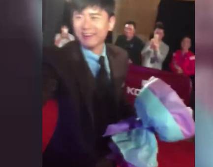 撩偶像的新技能 张杰帮粉丝捡手机