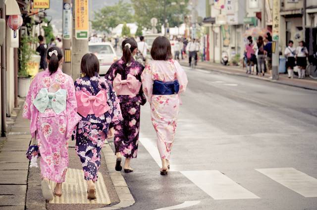 站在人流中的清丽少女,身着浴衣,默默把手掌地拍红,这是日本花火大会