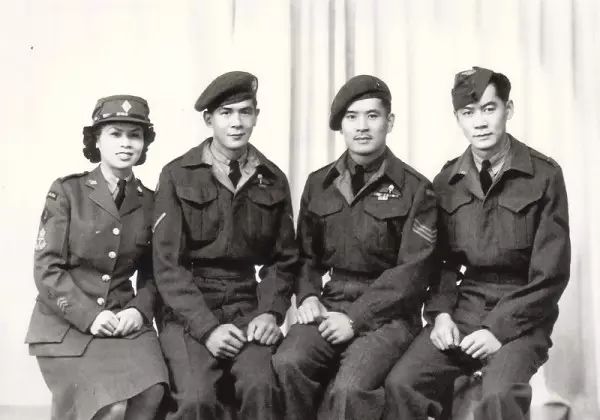 黄国雄家四兄妹,第二次世界大战中均在加拿大军中服役.jpg