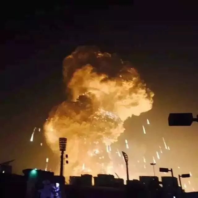 【天津大爆炸 11小时消息全汇总】事故已致9名消防员牺牲,仍有人员