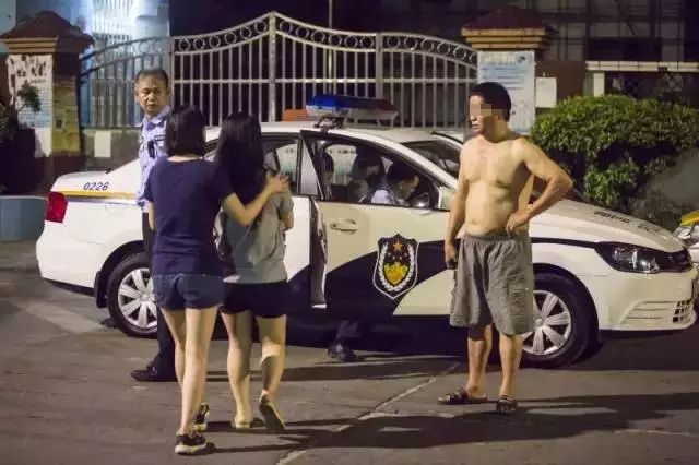 16岁女孩被父亲当街毒打，原因居然是拒绝和爸爸睡！