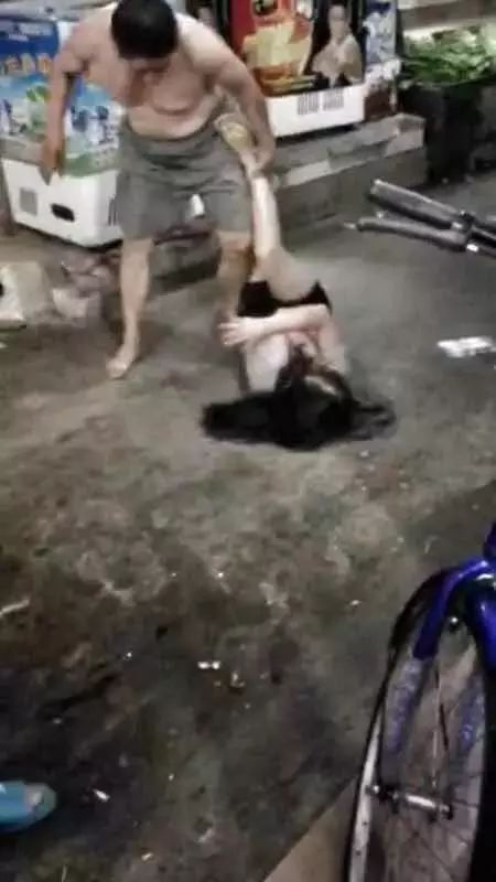 16岁女孩被父亲当街毒打，原因居然是拒绝和爸爸睡！