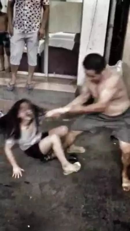 16岁女孩被父亲当街毒打，原因居然是拒绝和爸爸睡！